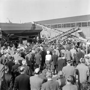 846750 Afbeelding van de demonstratie van een zelflosser (type Fds) op de stand van de N.S. op de Voorjaarsbeurs te Utrecht.